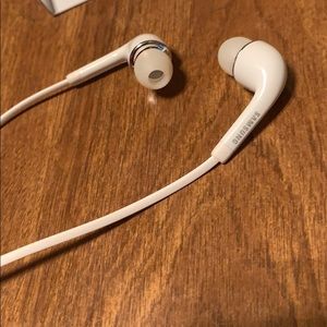 BRAND NEW ! Samsung earphones